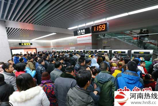 11点59分，紫荆山地铁站售票机前挤满了买票的市民，场面如同春运。