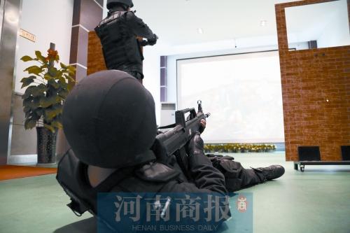 郑州特警演练开启真人CS模式 强警举措全省首例