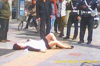 前几日郑州持续高温 女子中暑晕倒街头(图)