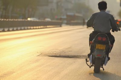 宽广大路上窨井盖下沉成陷阱