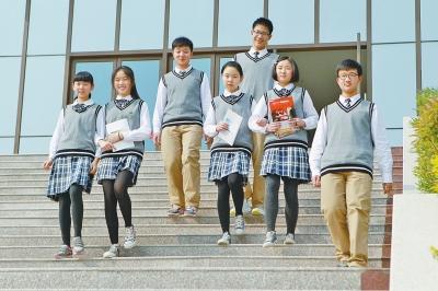 郑州一中学现英伦风校服 学生动手自己设计(图)