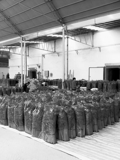  为缓解市场压力，中牟县的一些冷库已经开库存菜。 