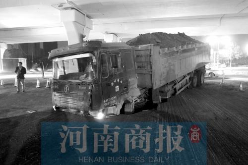 郑州西三环连发路面塌陷 2小时俩车中招险翻车