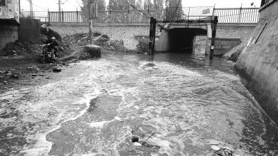 郑州市民开车入积水涵洞车漂起来 之前曾淹死人