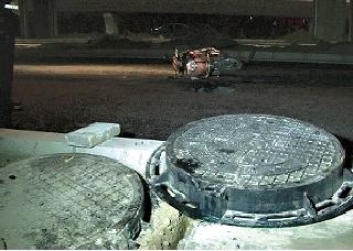 郑州：男子夜骑电动遇上无盖窨井 摔得血肉模糊