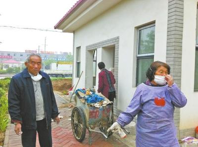 郑州10座洋房式公厕闲置两年 无人接管成粪坑