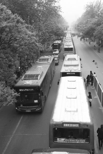 郑州文化路昨迎大考 50多辆公交堵成“小火车”