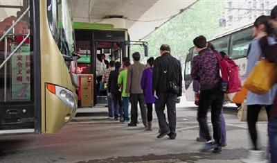 郑州坐104路一定要排队 网友:不然会被集体鄙视