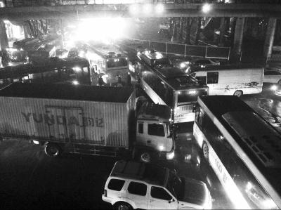 郑州文化路昨迎大考 50多辆公交堵成“小火车”