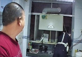 昨日郑州航海路发生多起入室盗窃 警方持枪搜捕