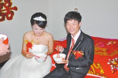 巩义“爬行女孩”嫁汝州小伙 曾被驴友背出深山