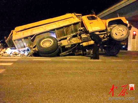 渣土车陷进路面