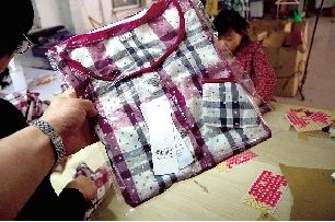 20元的衣服挂上598元的标签送进锦荣商贸城