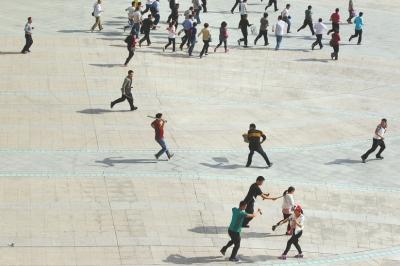 郑州东站举行反恐演练 暴徒“砍”人被“击毙”