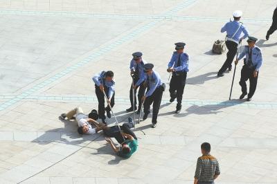 郑州东站举行反恐演练 暴徒“砍”人被“击毙”