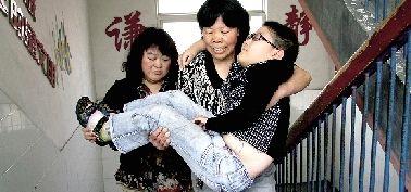 中牟女子抱着瘫儿治病上学欠巨款 丈夫离家出走