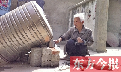 荥阳上演最强母爱 6旬老人用双手走路拉扯大三个儿