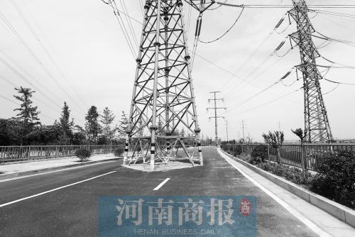 郑州路中央立22万伏高压线塔 被称“最牛道路”