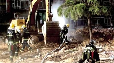 郑州天然气泄露喷5层楼高气柱 疑似拾荒者所为