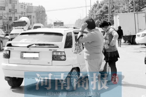 　　准备审验的车辆在车管所门口与“中介”讲价 记者 邓万里/摄