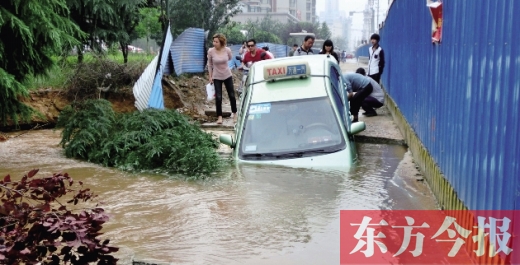 郑州一村内自来水管道爆裂 大水致50多平方米路面塌陷