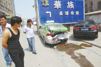 郑州“疯狂”马自达撞损6车伤2人 车主逃逸