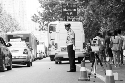 街头设立“尾气监测站”，筛查过往车辆的尾气排放