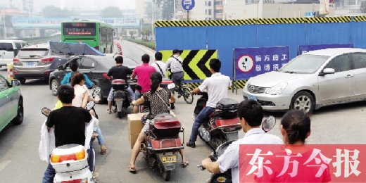 昨日，郑州市金水路金桥宾馆至沙口路之间的非机动车道进行围挡，给交通带来压力