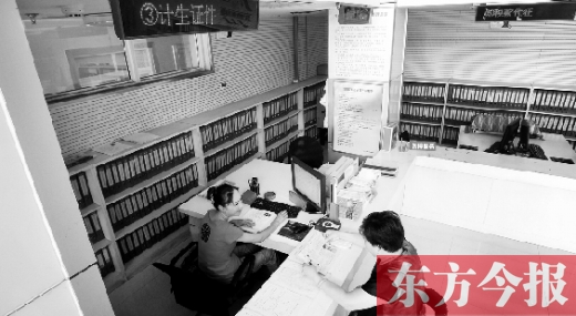 6月11日，郑州市民邵女士在经八路街道办为孩子咨询“单独二孩”的政策