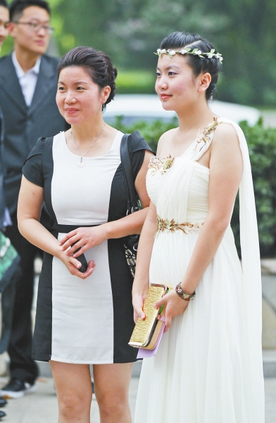 郑州举行高中生毕业舞会