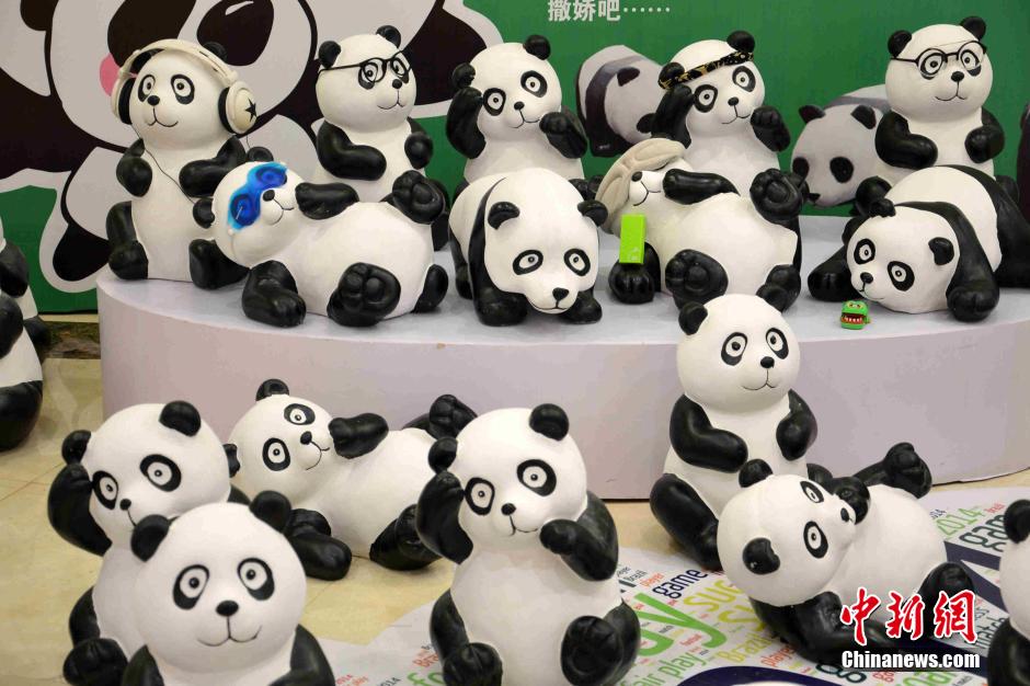 66只纸熊猫现身福州