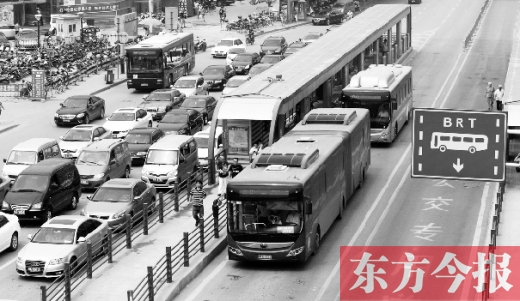 在路口设置BRT车站，造成路口车辆通行缓慢