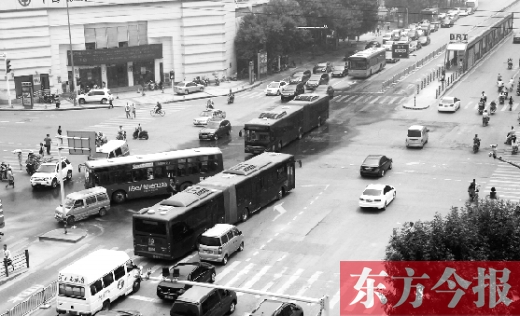 郑州市农业路上行驶的B1快速公交车，是不少上班族的选择
