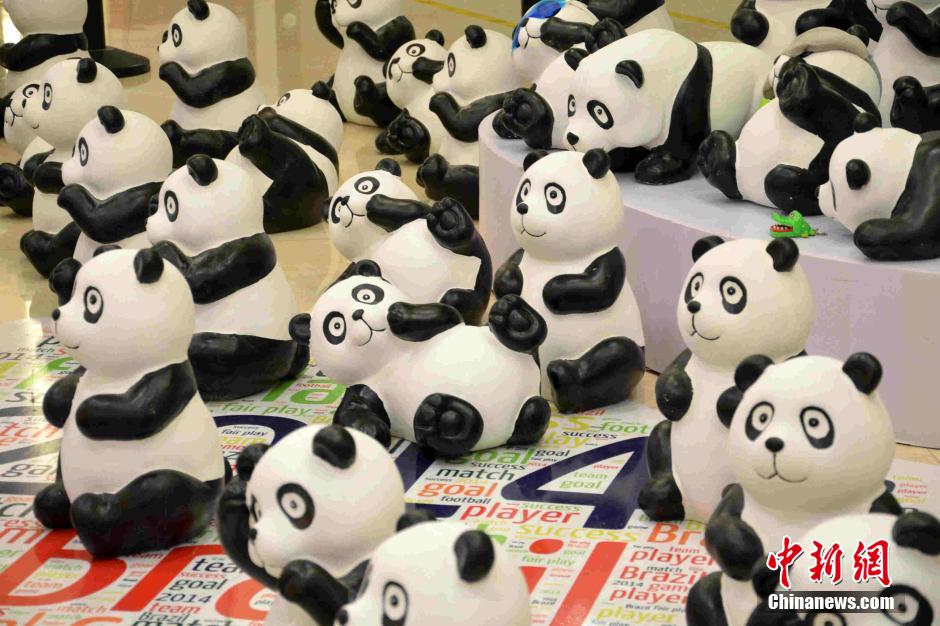 66只纸熊猫现身福州