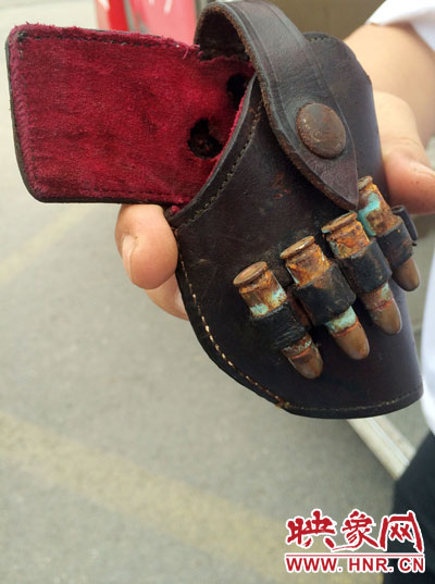 6月25日下午16点30分许,郑州市纬二路26号院内居民捡到一个皮质手枪套,带有4颗生锈子弹。