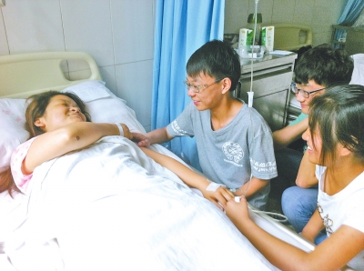 来探望老师的学生挤满了病房。