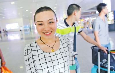 坚强的冯莹一直用微笑面对生活。图为她出院后于5月23日从北京回到郑州。