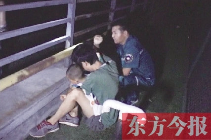 在母亲坠楼的地方，儿子捶着护栏痛哭不止