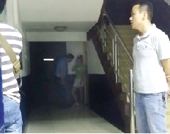 楼梯角落里,民警在开导小女孩 楼梯角落里,民警在开导小女孩