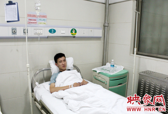 由于头部遭受重击，现在医院初步诊断为脑震荡，需要留院观察。