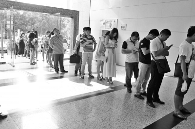 财富广场排队等电梯的白领们，井然有序。