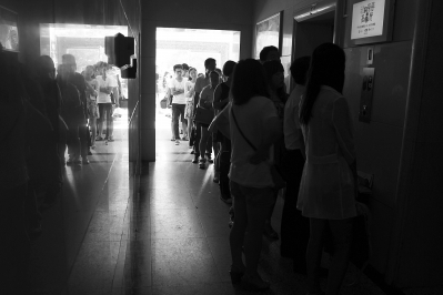 郑州经三路财富广场排队等电梯的白领们