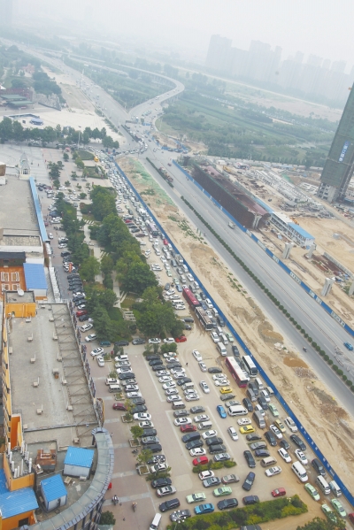 保通路上由北向南方向拥堵严重