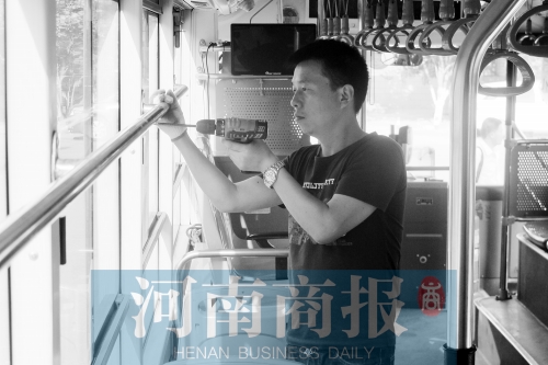 郑州市公交四公司工作人员正在拆除车窗护栏