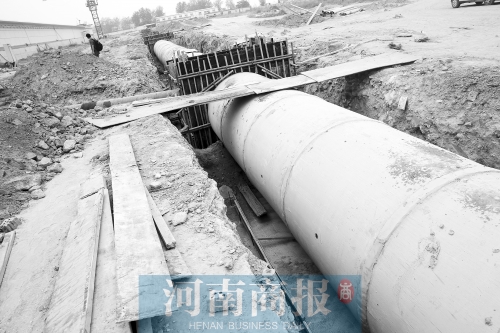 据介绍，刘湾水厂主体工程已完工，具备试生产条件，力争月底提前供水 记者 杨东华/摄