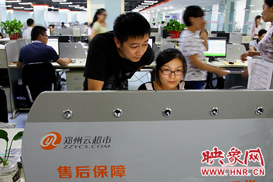 员工在网上接受订单