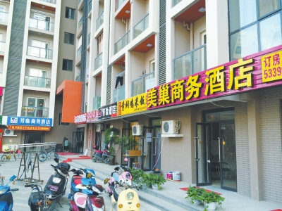 新房交房不到2个月,楼上楼下已经开了4家宾馆,陌生人频繁从门口经过