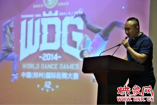 中国（郑州）国际街舞大赛组委会副秘书长丰羽介绍大赛准备情况。