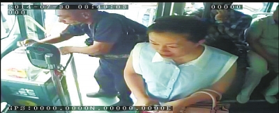 男子登公交吸烟被劝止 反手将未熄烟头扔进投币箱