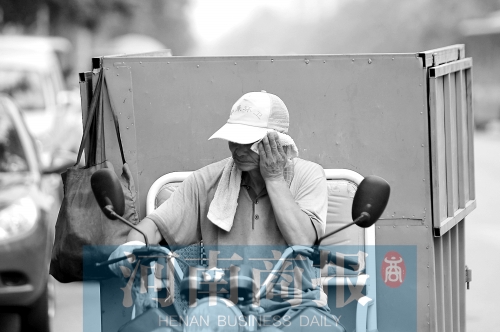 高温下,一名环卫工在坚持工作